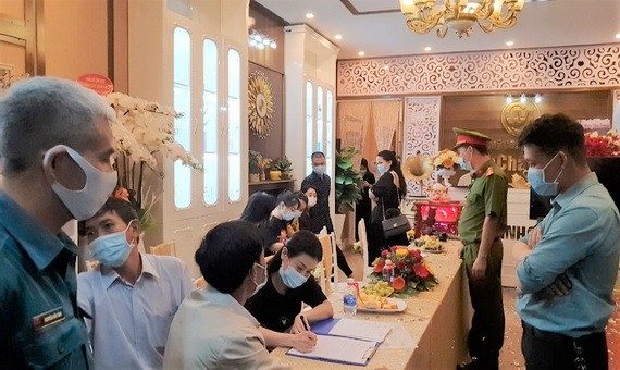 30 多人在疫情期間參加開張儀式