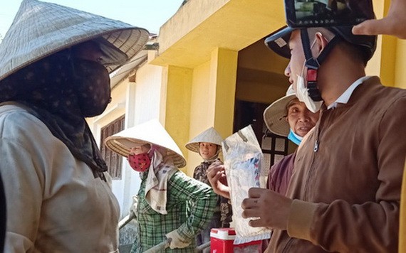 拾金不昧的莫氏平（左）將財物交還失主（右）。（圖源：TTO）