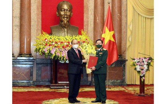 國家主席阮春福（左）向阮新剛上將頒授委任《決定》。（圖源：玉興）