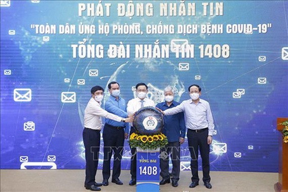 國會主席王廷惠(中)出席“全民資助新冠肺炎疫情防控工作”發短信的發起儀式。(圖源:越通社)