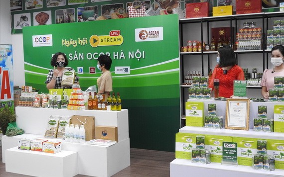 “河內“每鄉一產品”(OCOP)特產品網絡直播盛會”現場一隅。（圖源：越通社）