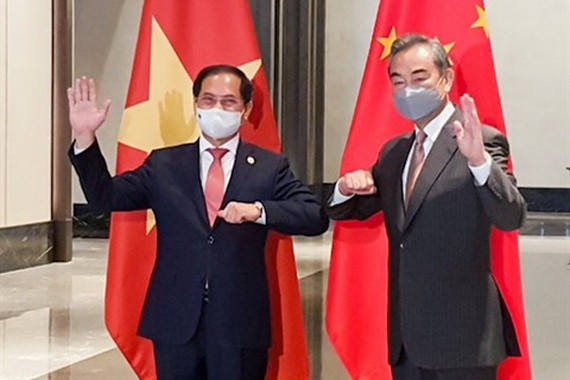 越南外長裴青山(左)與中國國務委員兼外長王毅。(圖源:越通社)