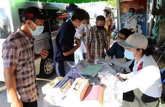 民眾在守德市協平福坊永平橋腳下的防疫崗申報健康。