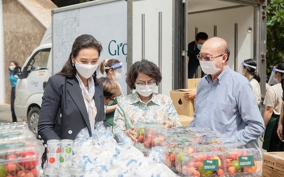 蘇氏碧珠主席(中)與萬盛發集團及亞洲餅家代表將食品送到抗疫前線。