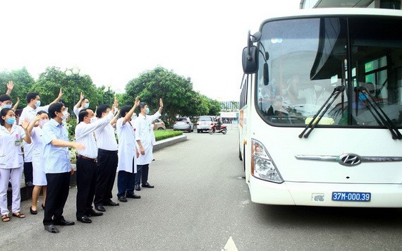 乂安省全科友好醫院醫護人員向車上馳援河靖抗疫的志願醫護幹部團揮手告別。(圖源:越通社)