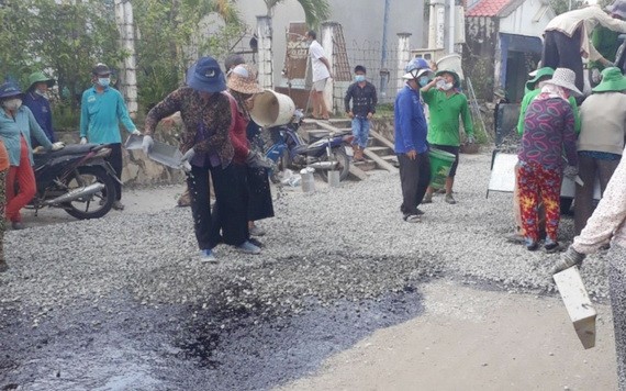 阿強的志願修補道路隊正在修補一段損壞的道路。