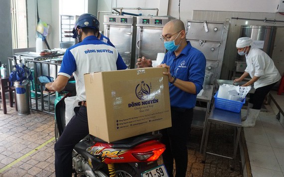 東源雞飯店為醫護人員接力