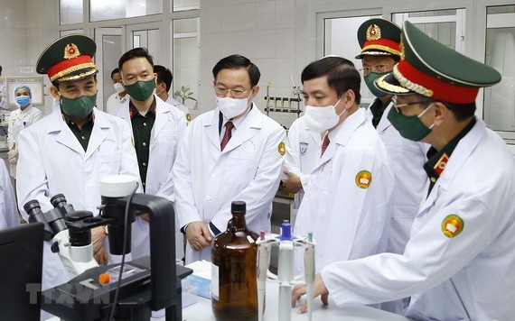 國會主席王廷惠(中)參觀軍醫學院研究室。(圖源:越通社)