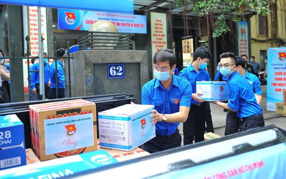胡志明共青團中央幹部搬運貨物捐助疫區。(圖源:越通社)