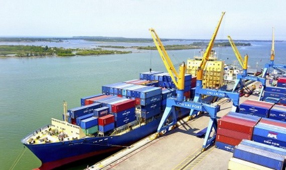 將木屑運上船。