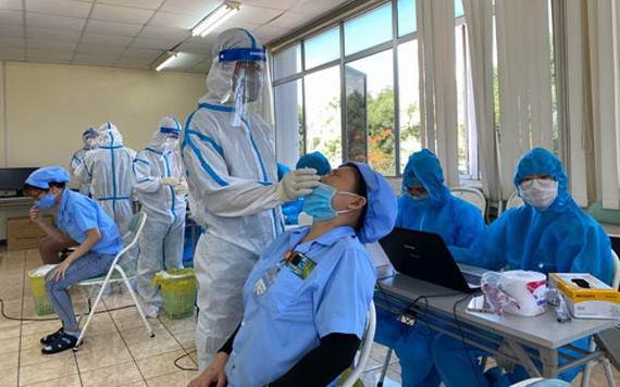 為工業區所屬工人進行採樣檢測。