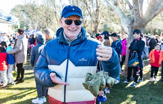 一名男子在坎培拉展示粽子。（圖源：互聯網）