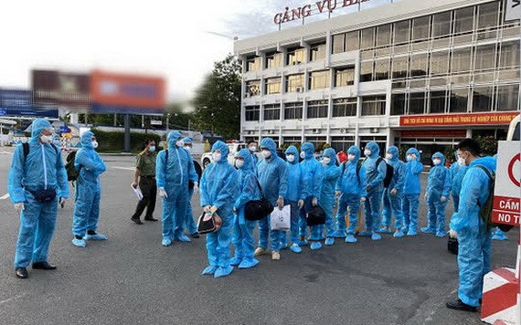 被驅逐回國的非法入境人員。（圖源：市公安報）