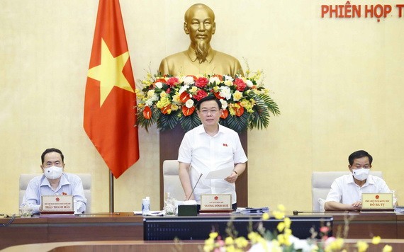 國會主席王廷惠（中）主持會議。（圖源：越通社）