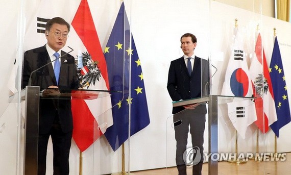 當地時間6月14日，在維也納，文在寅（左）和塞巴斯蒂安·庫爾茨舉行聯合記者會發佈會談成果。（圖源：韓聯社）