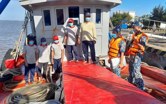 被查獲並扣留的船舶。（圖源：黃勇）