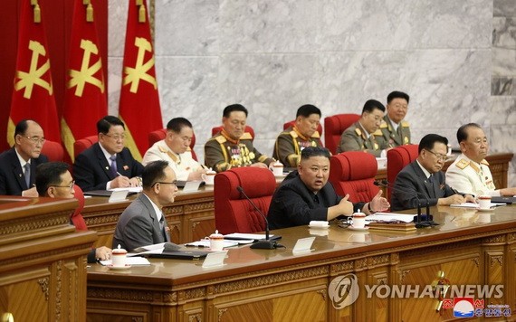 朝鮮勞動黨第八屆中央委員會第三次會議,金正恩坐在主席台正中央講話。(圖源:韓聯社/朝中社)