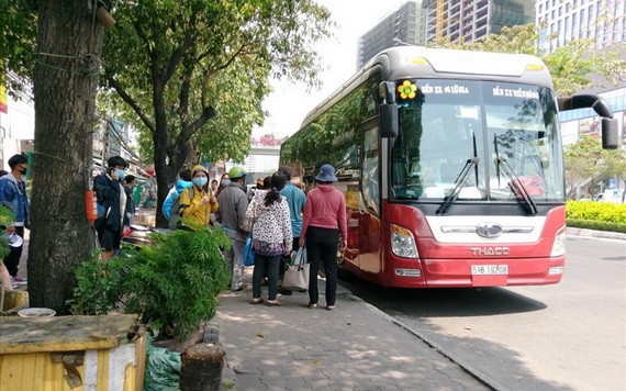 圖為一輛駛入市區並停留在奠邊府街上的臥鋪客車。（圖源：明軍）