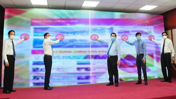 《越南共產黨電子報》新版面和應用程式亮相儀式。(圖源:潘草)