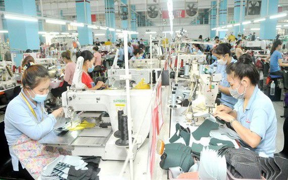 守德市一家出口運動鞋企業的生產線。
