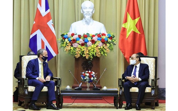 國家主席阮春福(右)接見英國第一大臣多明尼克‧拉布。(圖源:VOV)