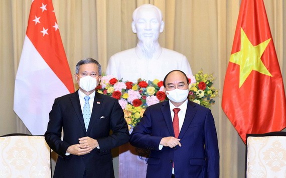 國家主席阮春福(右)與新加坡外交部部長維文‧巴拉科瑞斯南合影。(圖源:VOV)