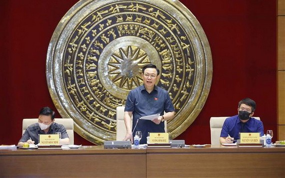 國會主席王廷惠（中）主持會議。（圖源：越通社）