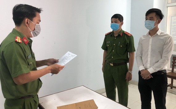 警方向Amida公司經理阮光仲(白衣)宣讀起訴令。(圖源:VGP)