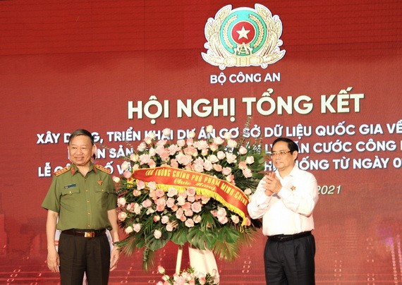 政府總理范明政送花祝賀公安部。（圖源：VOV）