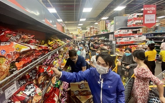 市民在超市選購物品。(圖源:英秀)