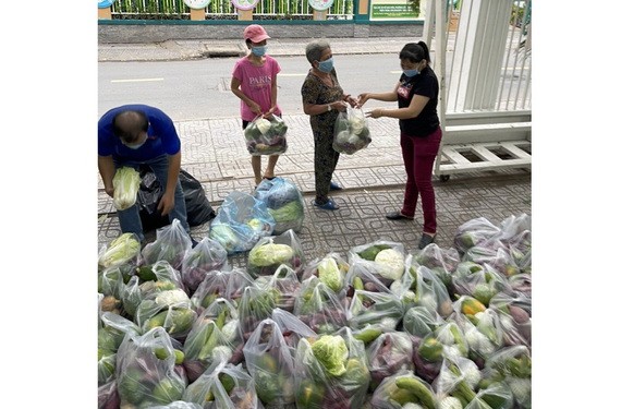 向第一郡姑江坊居家隔離民戶發送食物。