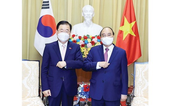 國家主席阮春福(右)接見韓國外交部長鄭義溶。(圖源:曰鐘)