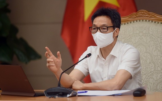 政府副總理、國家新冠肺炎疫情防控指委會主任武德膽在會議上發表講話。（圖源：VGP）