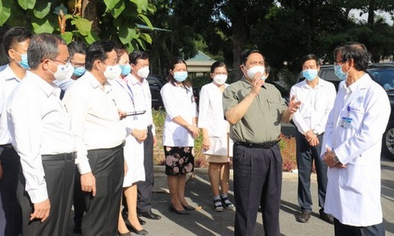 范明政總理與平陽省全科醫院的醫生和醫護人員交談。(圖源:春忠)