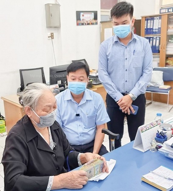 阮氏草老大娘(77歲,家住第五郡第六坊)向新冠疫苗基金會捐款。