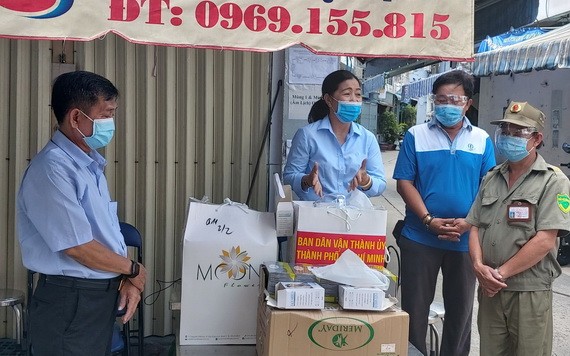 阮氏白梅同志向第十一郡第十三坊防疫一線工作人贈送禮物。