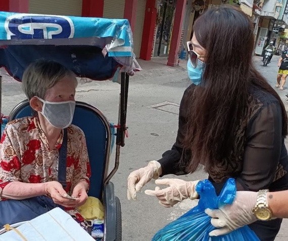 市震傷矯形醫院醫生葉世華其妻阮氏絨向兜售彩票者贈送輔助金。