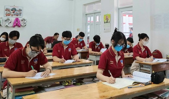 第六郡陶維英高中學校的學生們上課一瞥。