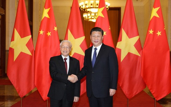越南共產黨中央總書記阮富仲(左)與中共中央總書記習近平。(圖源:越通社)