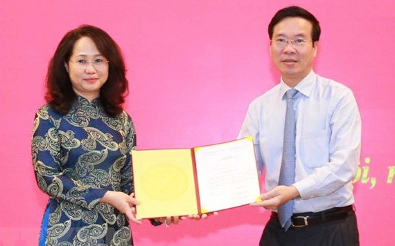 黨中央書記處常務書記武文賞(右)向新任黨中央辦公廳副主任林氏芳清頒授人事委任《決定》。(圖源:越通社)