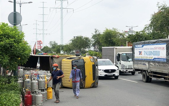 瓦斯瓶運輸車路上避險側翻