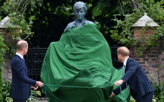 英國威廉王子（左）和弟弟哈里當地時間7月1日，為亡母戴安娜王妃的雕像揭幕。青銅像佇立在水池旁，是戴妃摟著兩個孩子的造型。（圖源：路透社）