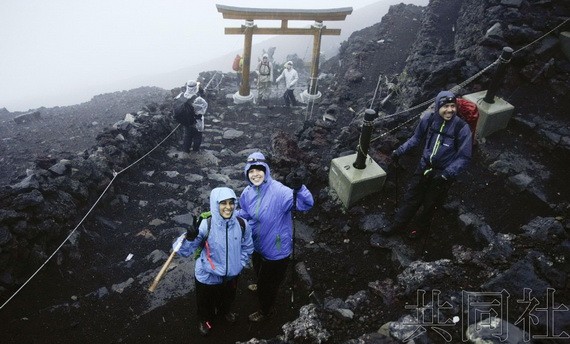 富士山時隔一年開山 迎來今夏登山季