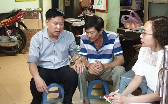 第五郡越南祖國陣線委員會主席黎晉才探訪華人榮軍張年就（中）。