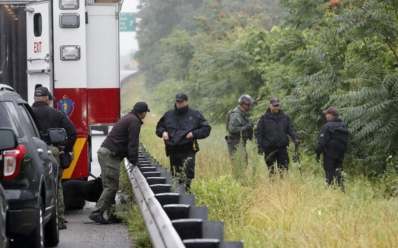 美國麻塞諸塞州韋克菲爾德(Wakefield)的州際公路7月3日發生對峙事件,警方加派人手到場戒備,最終事件和平解決。(圖源:AP)