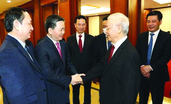 黨中央總書記阮富仲與各代表交談。(圖源:越通社)