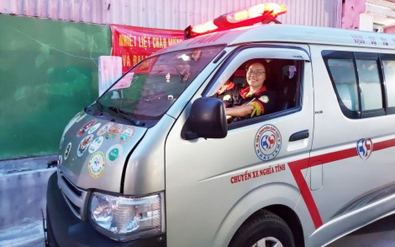 天理檢查救護車,為服務貧困病人整裝待發。
