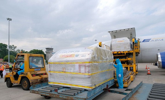 7月7日上午,首批輝瑞疫苗抵達河內市內牌國際機場。(圖源:陳明)