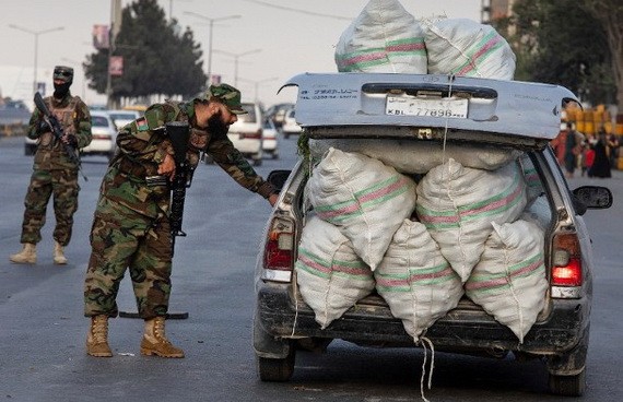 駐守首都喀布爾的阿富汗士兵檢查車輛。(圖源:Getty Images)