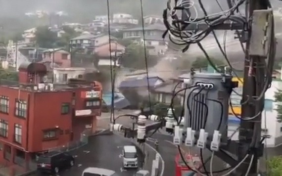 當地時間7月3日上午,日本靜岡縣熱海市發生土石流意外,民宅在一瞬間被土石掩埋。(圖源:視頻截圖)